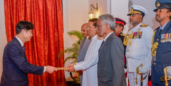 Ambassador Lee presenting his credentials to President Maithripala Sirisena