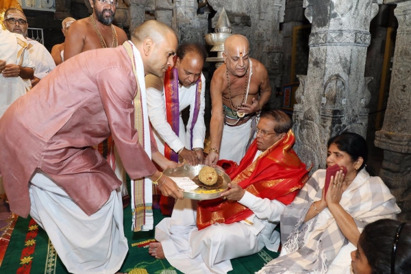 President Sirisena Offers Prayers At Tirumala Temple In Andra Pradesh This Morning