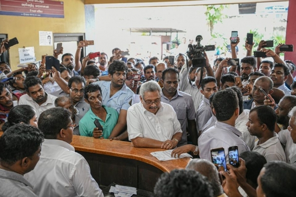 President Rajapaksa Makes Surprise Visit To RMV Office In Werahera: Gives The Officials Ultimatum To Resolve Issues In A Month