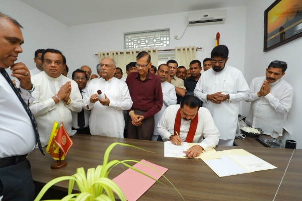Mahinda Rajapaksa Assumes Duties At Opposition Leader&#039;s Office: &quot;Doors Of Opposition Leader&#039;s Office Are Now Open To Everyone&quot;